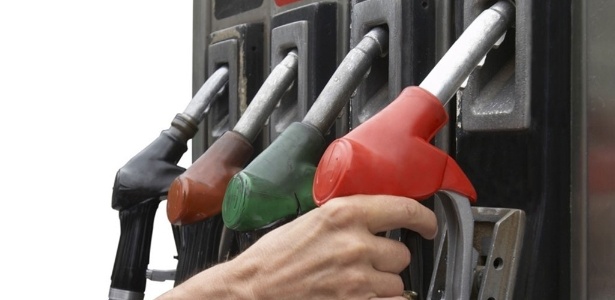 Posto sem frentista e automóvel a diesel: projetos para frear gasolina cara